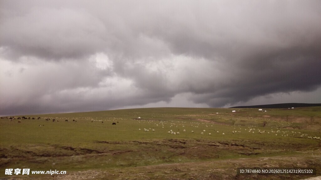 草原上的阴沉乌云