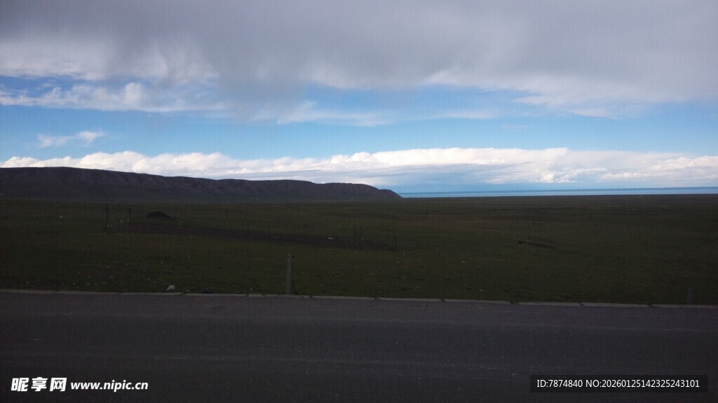 草原公路上的天空景观