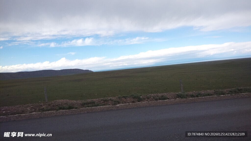 公路旁的开阔原野风光