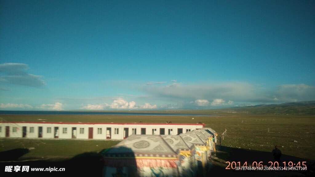 草原上的建筑与蓝天美景