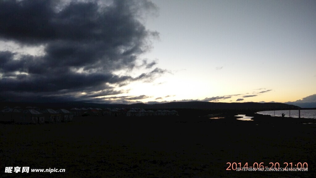 黄昏时分的阴沉天空