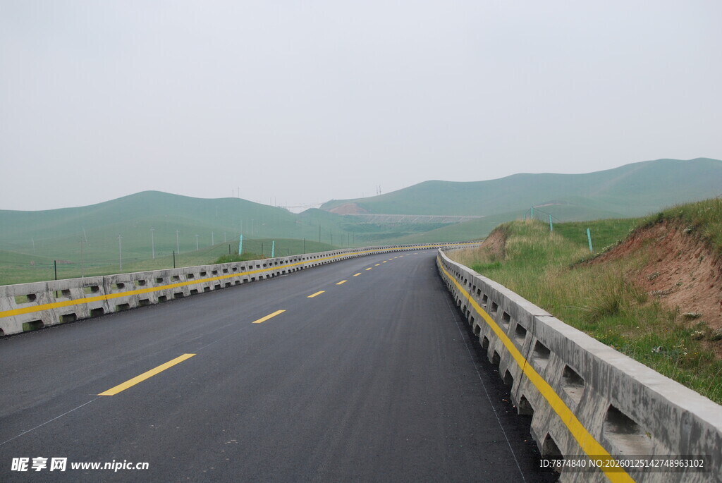 宽阔公路延伸至远方