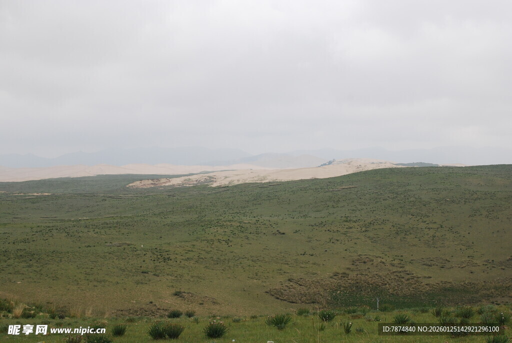 草原远景 天际线隐约可见