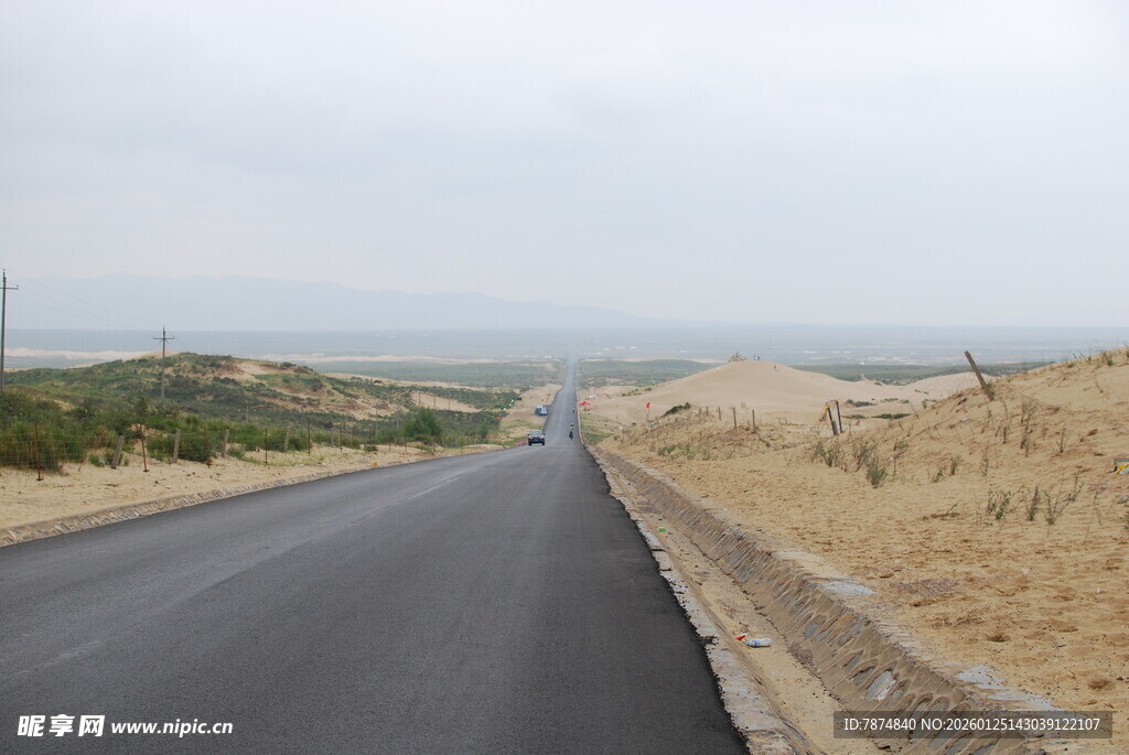 空旷公路伸向远方