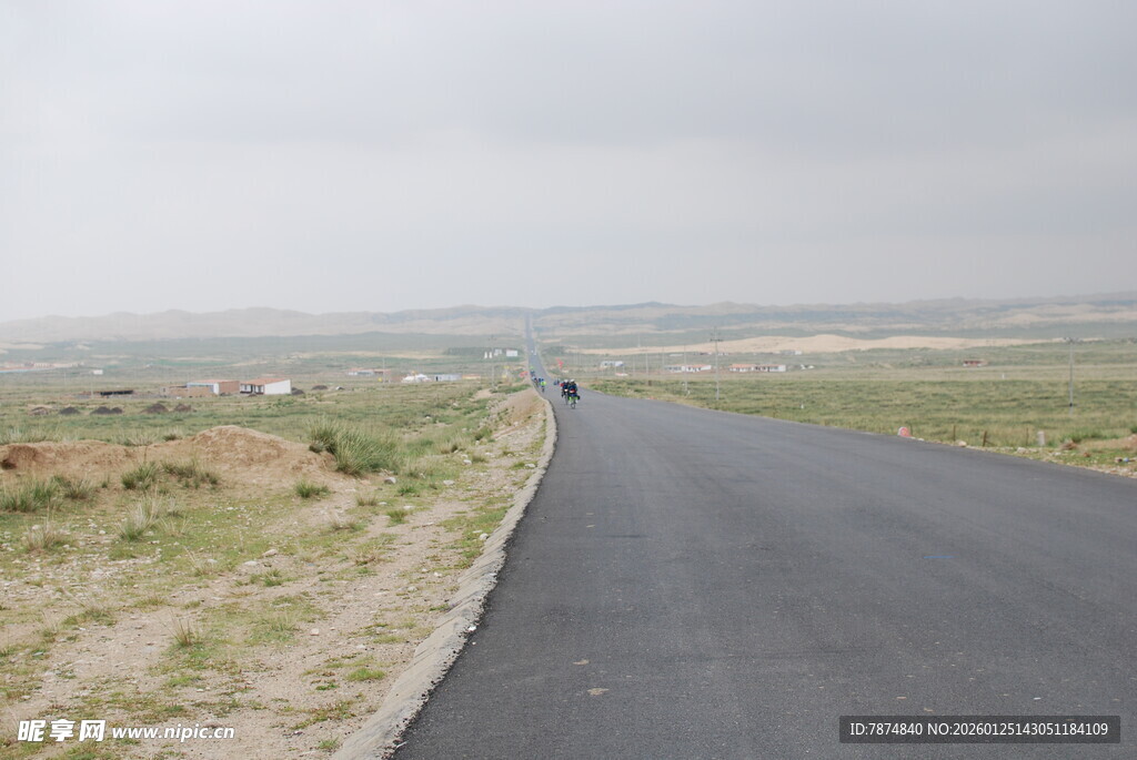 一人独行于空旷公路