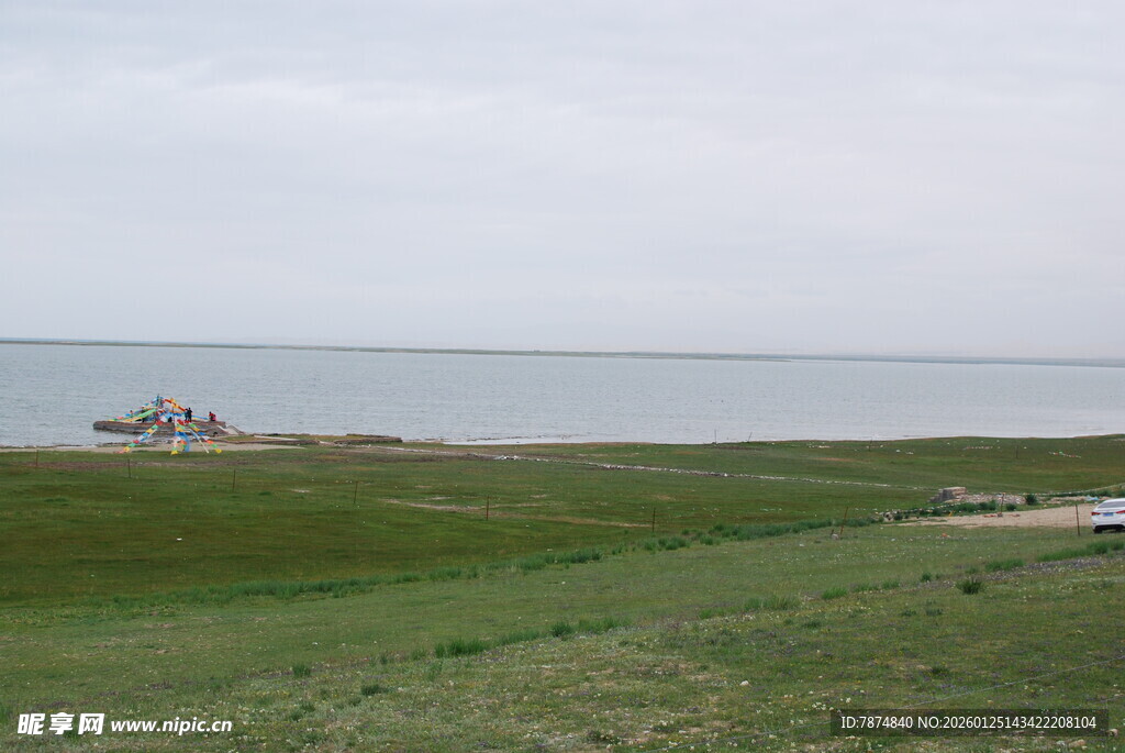 草原边的辽阔水域景观