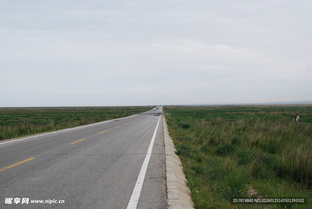 空旷公路延伸至远方