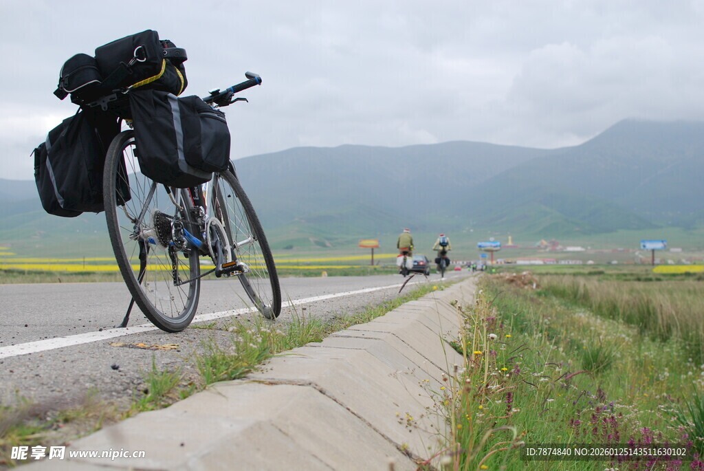 公路旁停放的骑行自行车