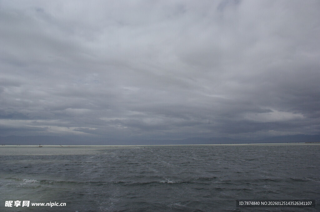 阴沉海面与低垂厚重云层