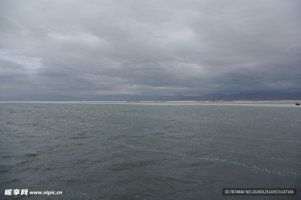 阴云下的广阔海面