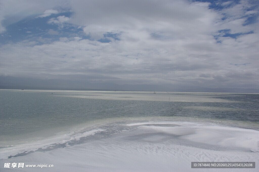 广阔盐湖与蓝天白云美景