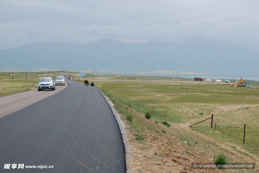 公路上行驶的车辆与风景