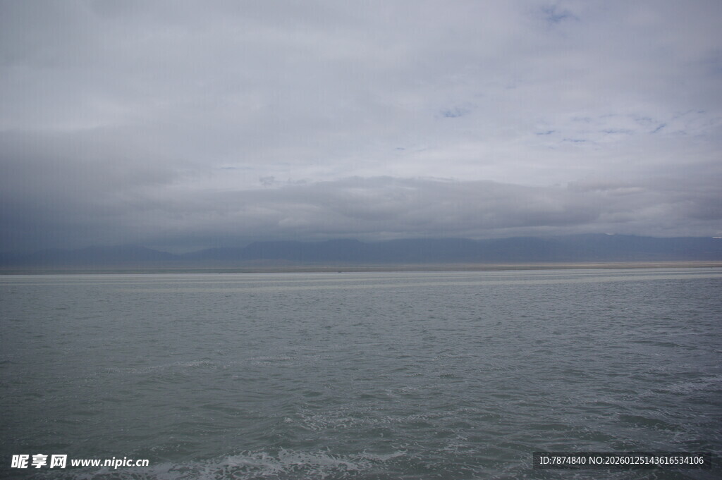 海上阴天景象