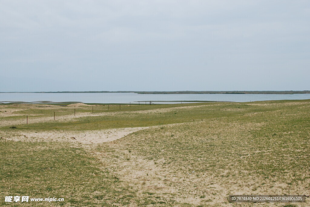 广袤草原与远处水域景观