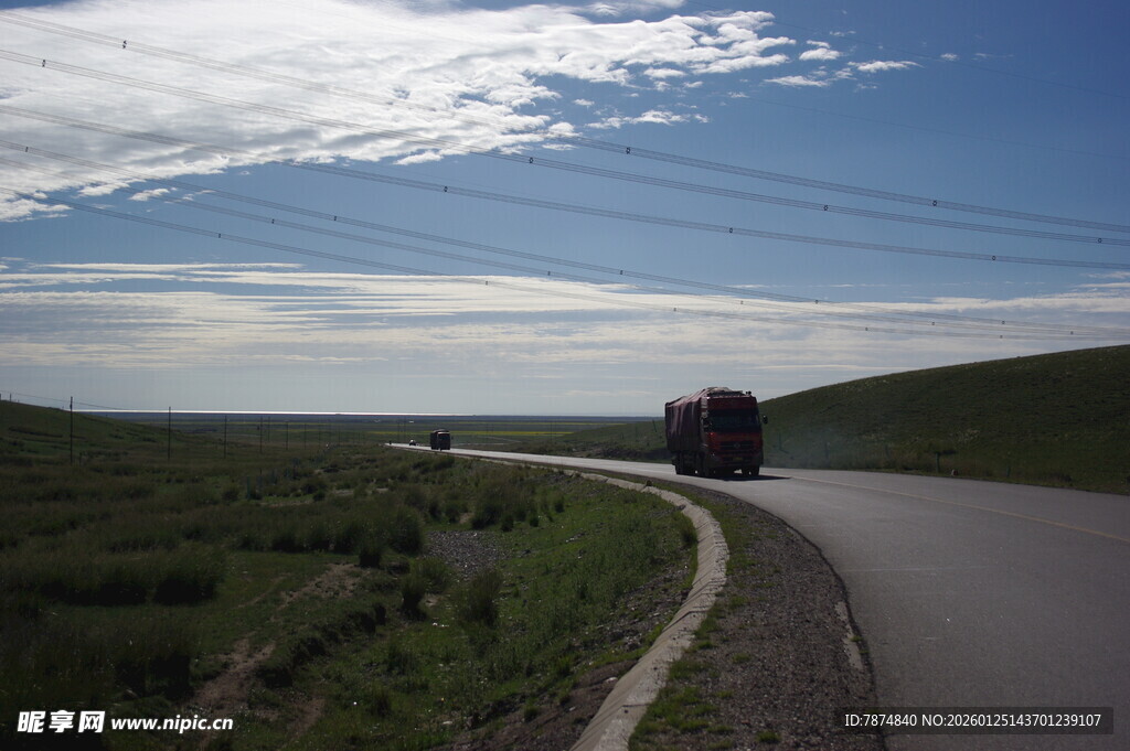 公路上行驶的红色大货车