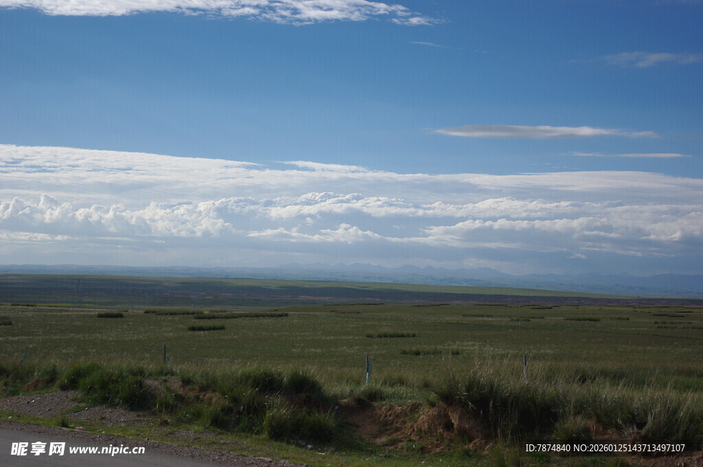 广袤草原上的蓝天白云
