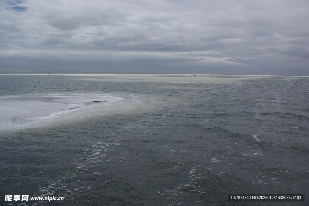 海上波涛与阴沉天空景象