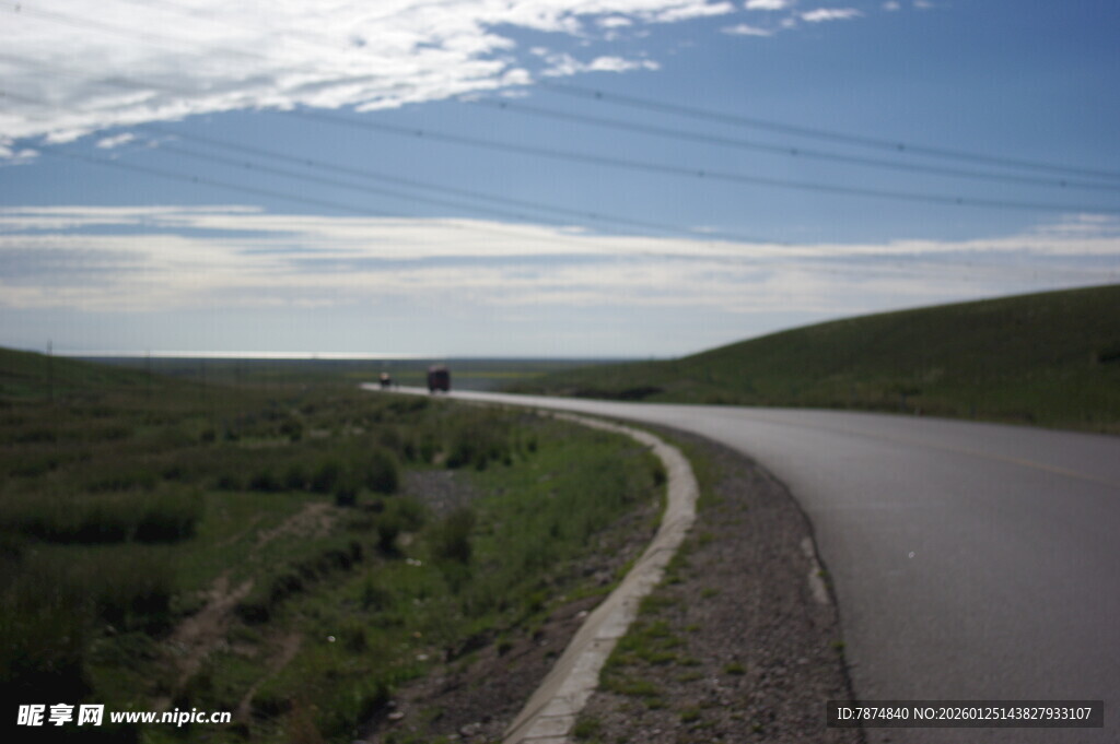 蜿蜒公路穿梭于绿野之间