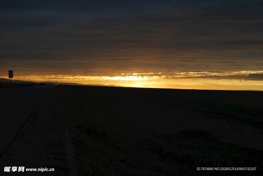 黄昏下的旷野美景