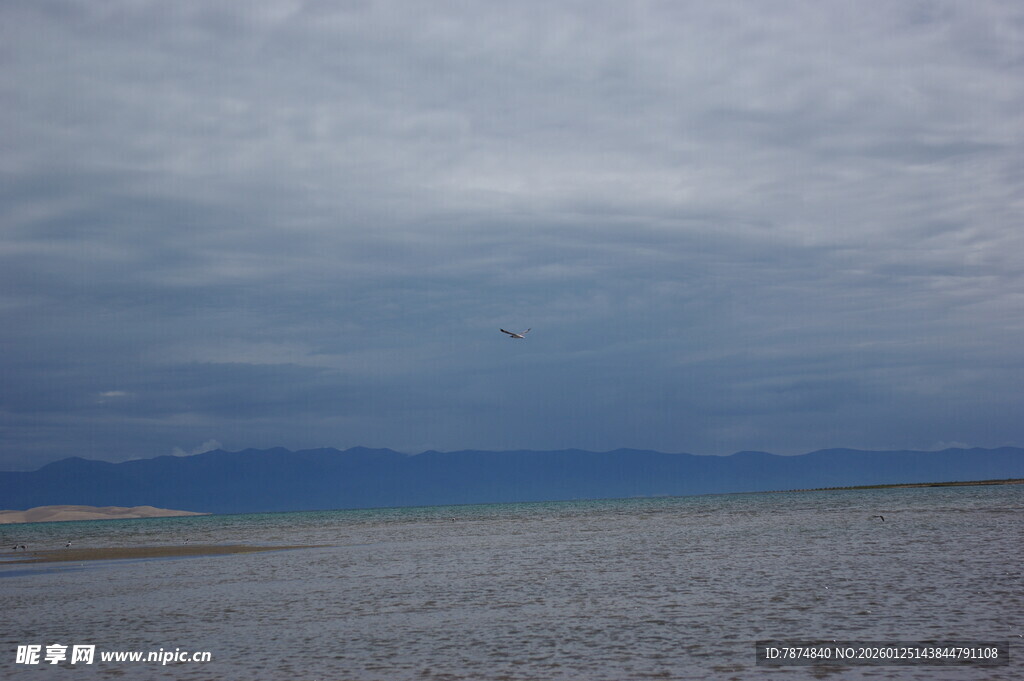 阴沉天空下的广袤水域
