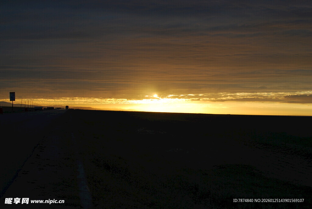 夕阳下的静谧海滩美景