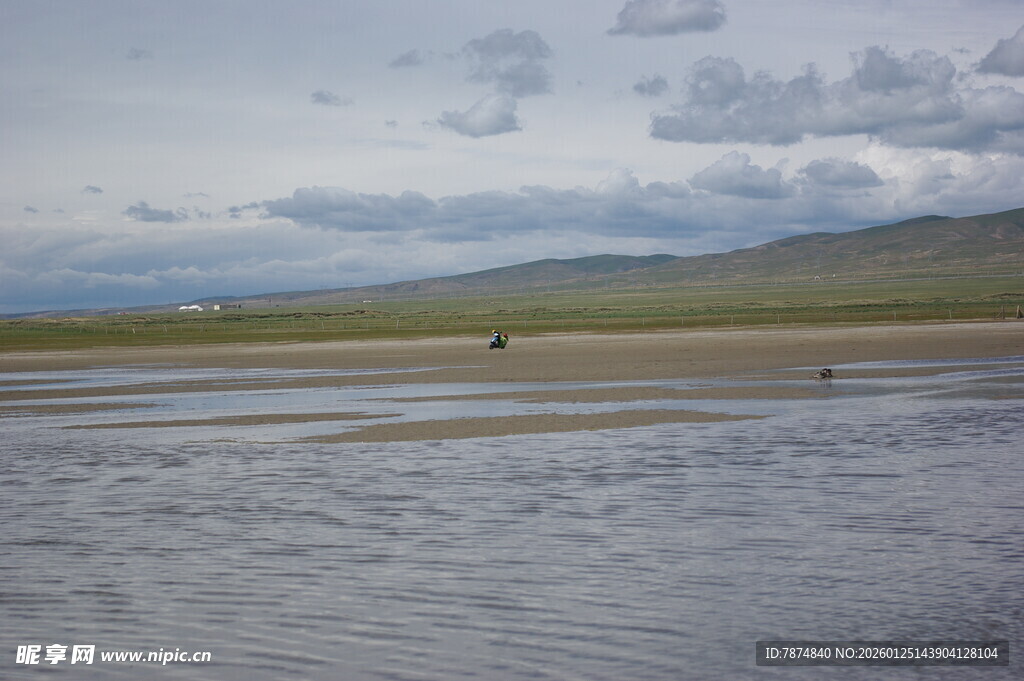 草原边的水域风光