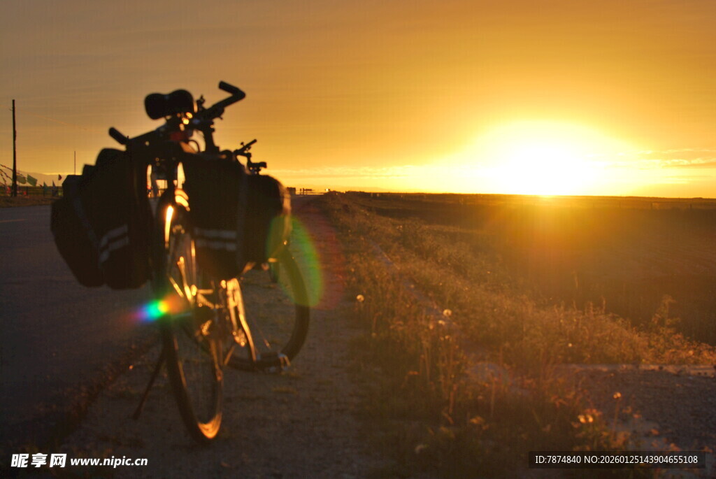 夕阳下的骑行之旅