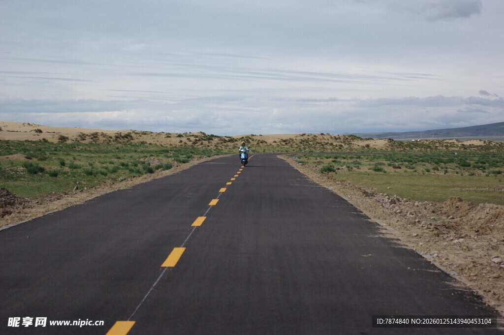 宽阔公路伸向远方