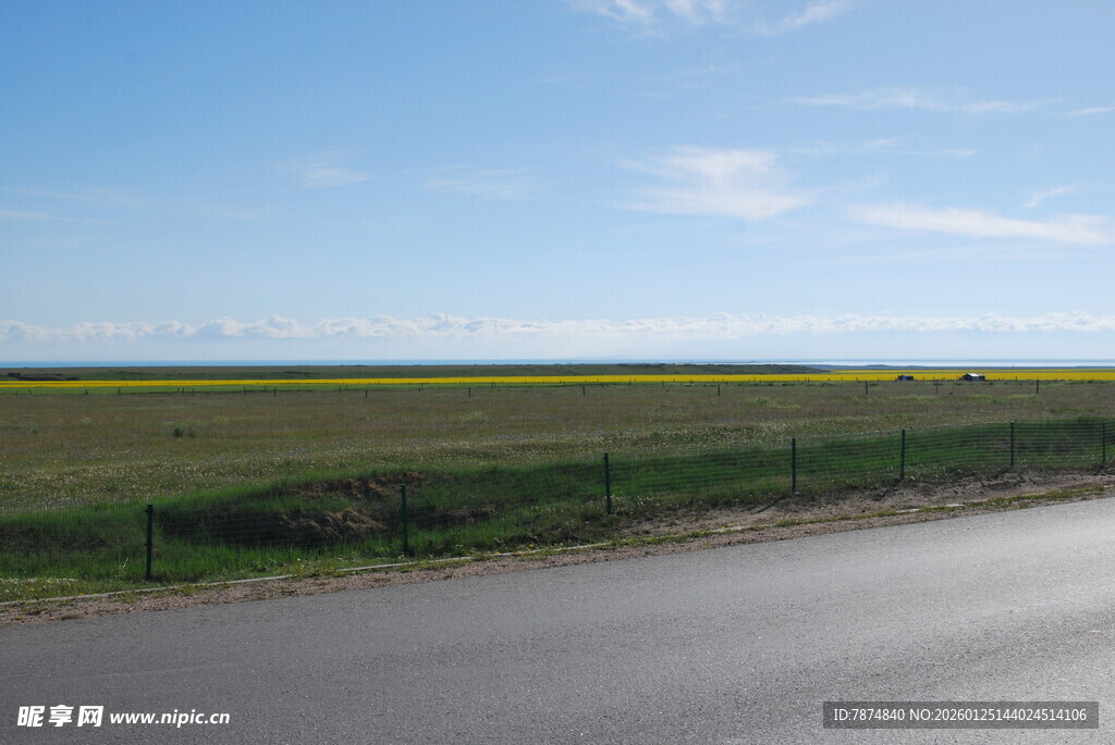 公路旁的田野与蓝天景色