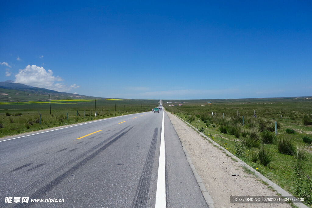 宽阔公路延伸至远方