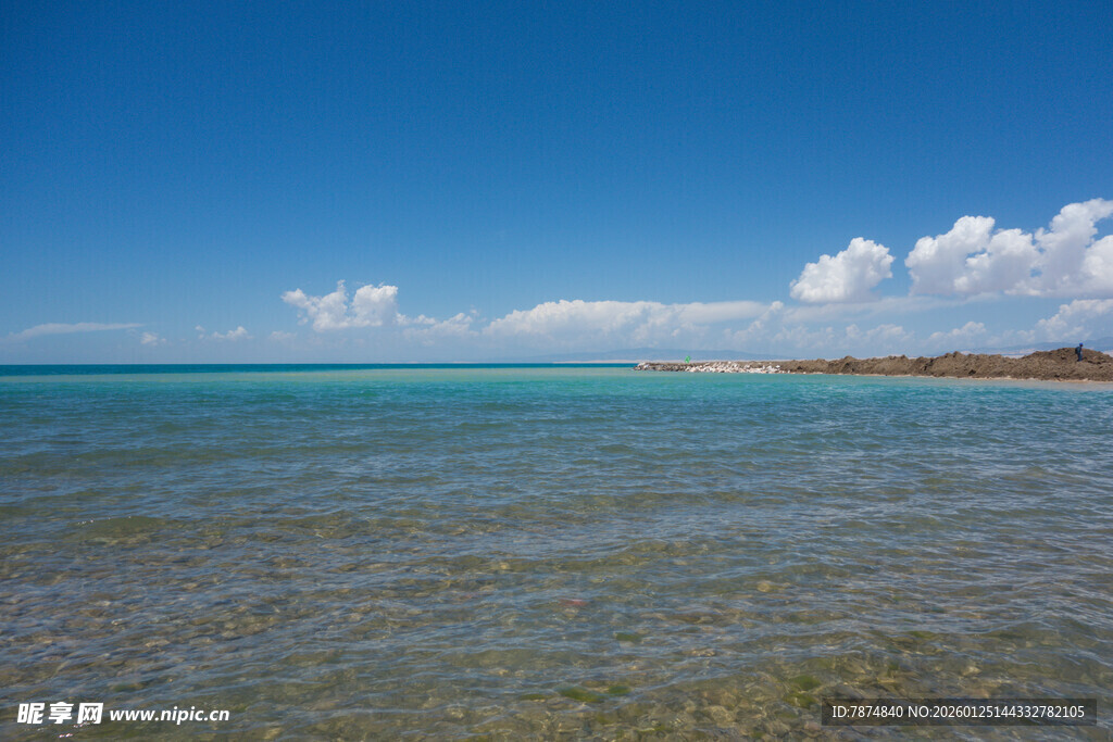 碧海蓝天的美丽海滨风光