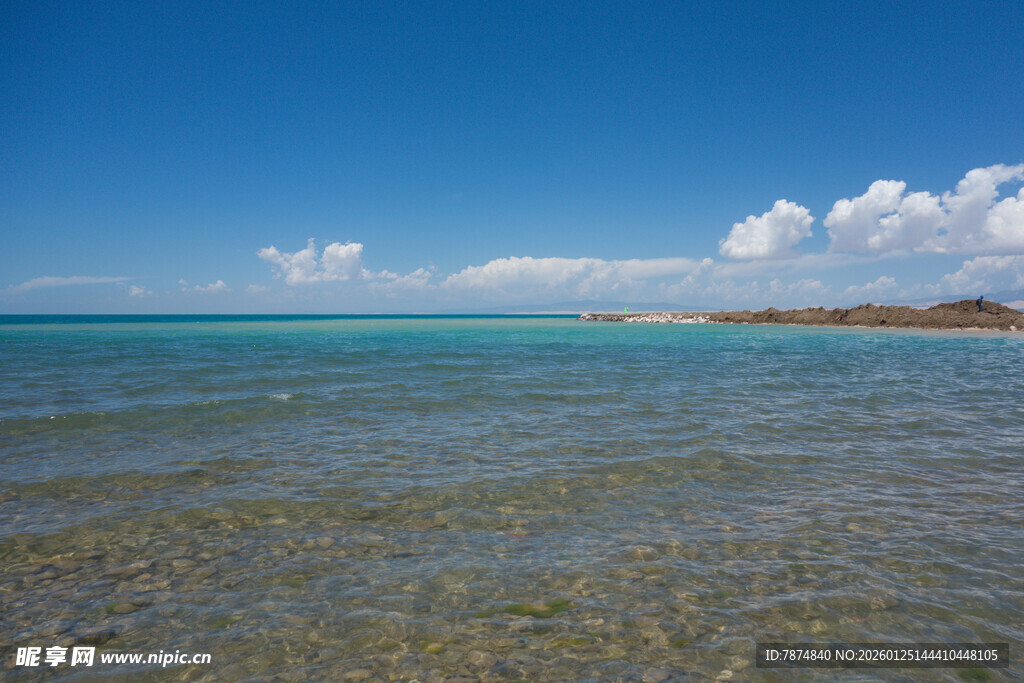 碧海蓝天的美丽海滨风光