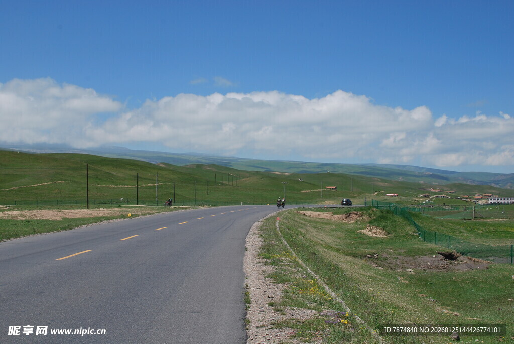 宽阔公路旁的美丽自然风光