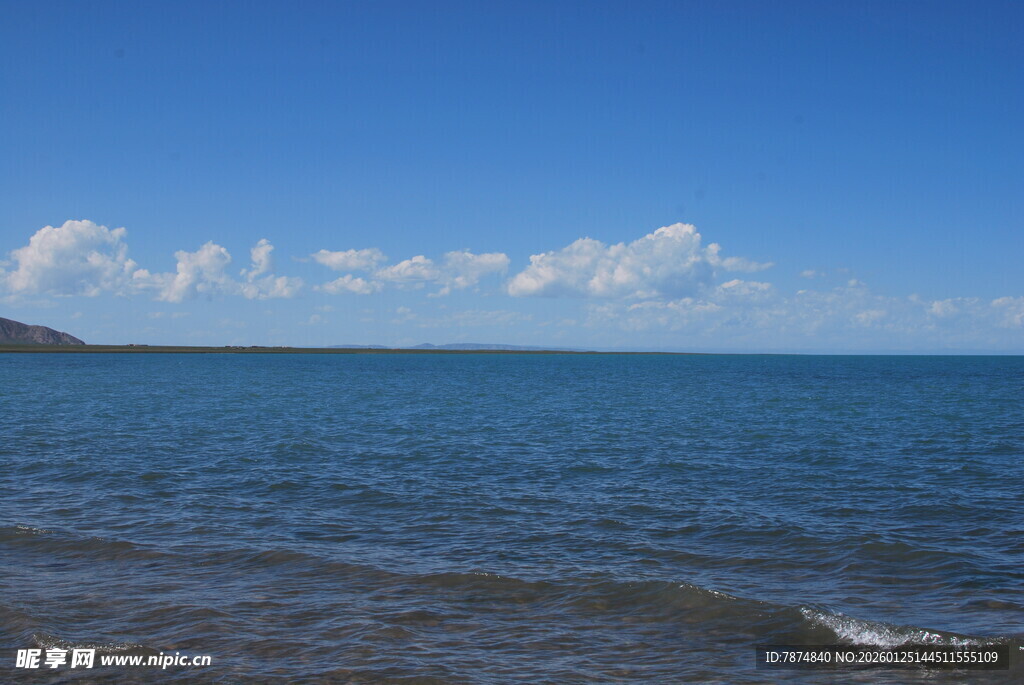 广阔海面与蓝天白云美景
