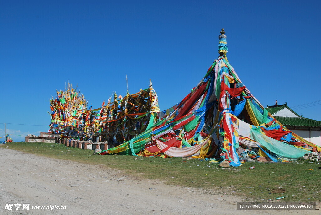草原上的多彩经幡景观