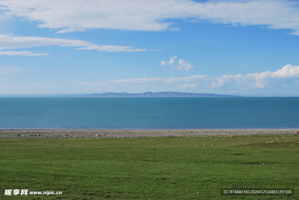 草原边的辽阔蓝色海洋