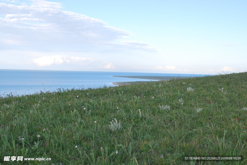 草原湖畔美景