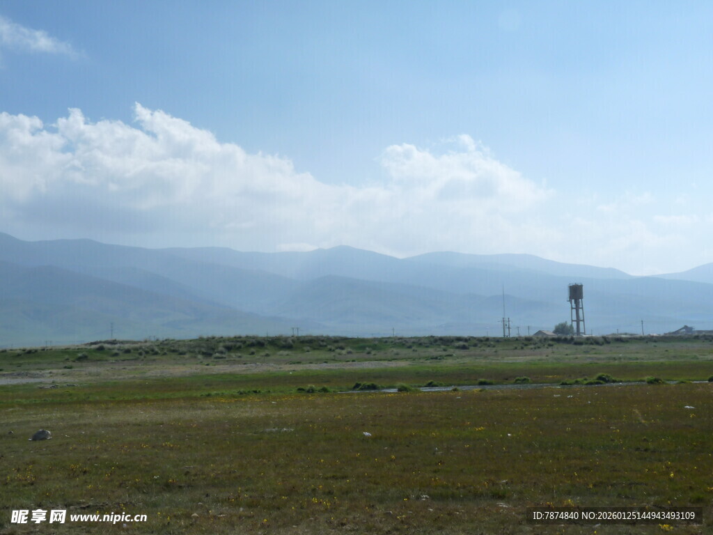 草原远景中的瞭望塔