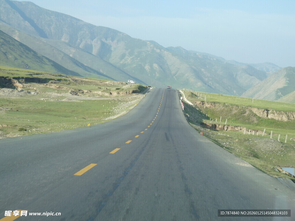 蜿蜒公路穿行于青山间