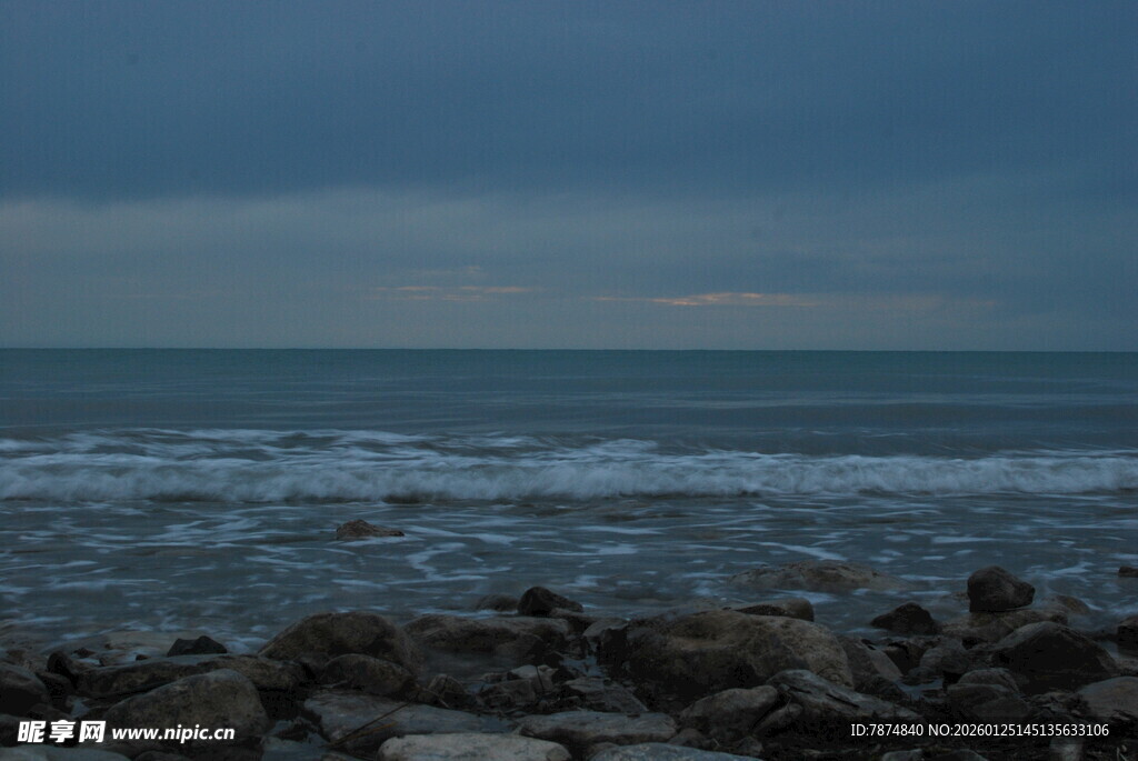 海边礁石与阴沉天空景象