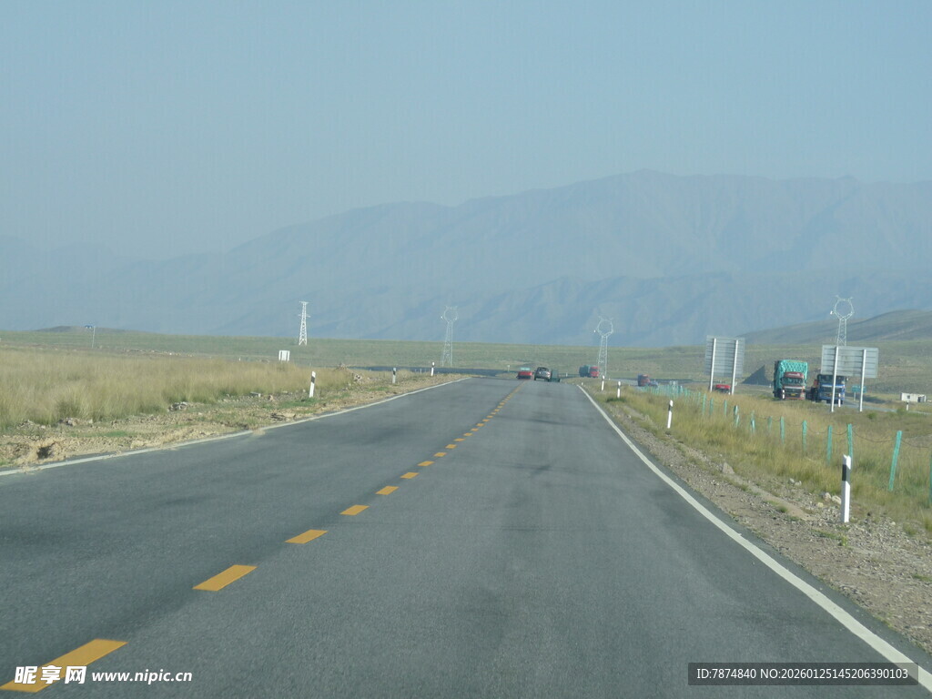 空旷公路延伸向远方