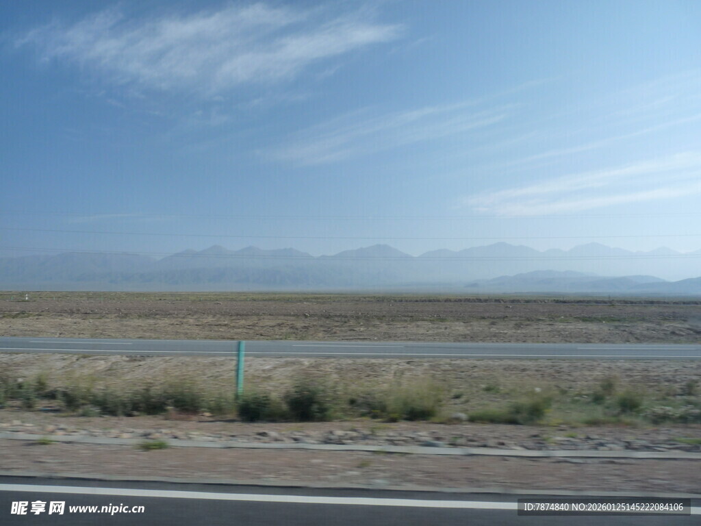 公路边的开阔旷野风景