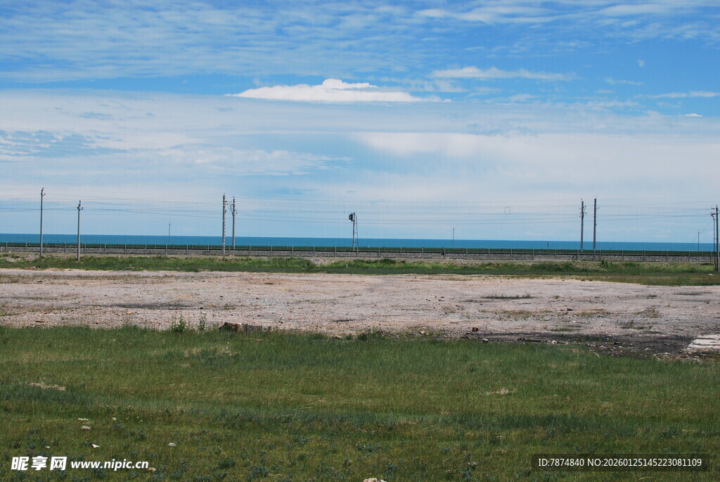 草原上的输电线路景观