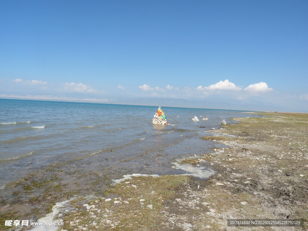 海边浅滩 一人悠然漫步