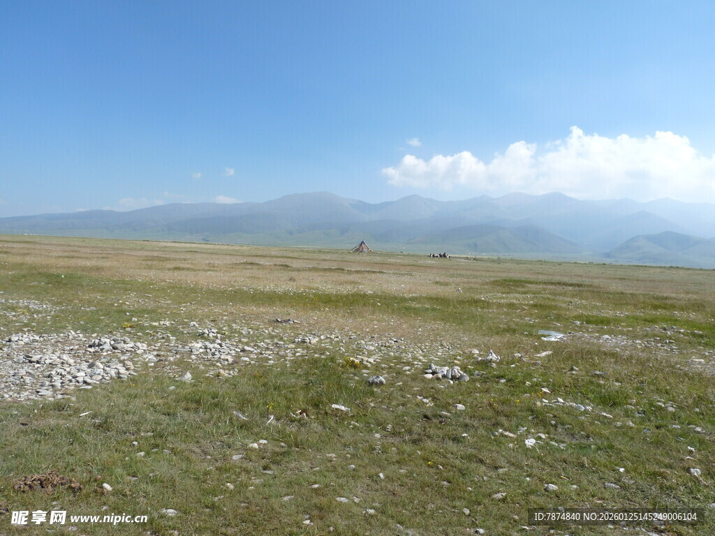 广袤草原与蓝天远景