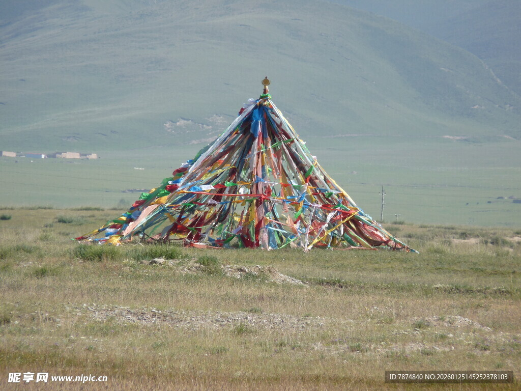草原上的多彩经幡阵