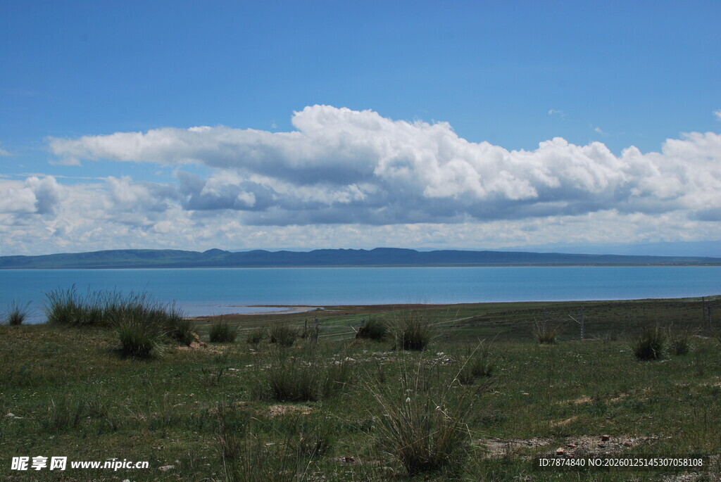 草原湖畔蓝天美景