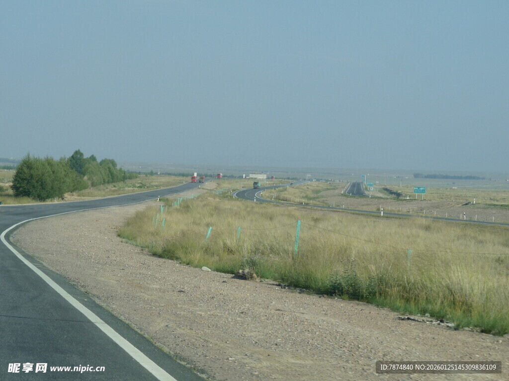 蜿蜒公路旁的开阔原野