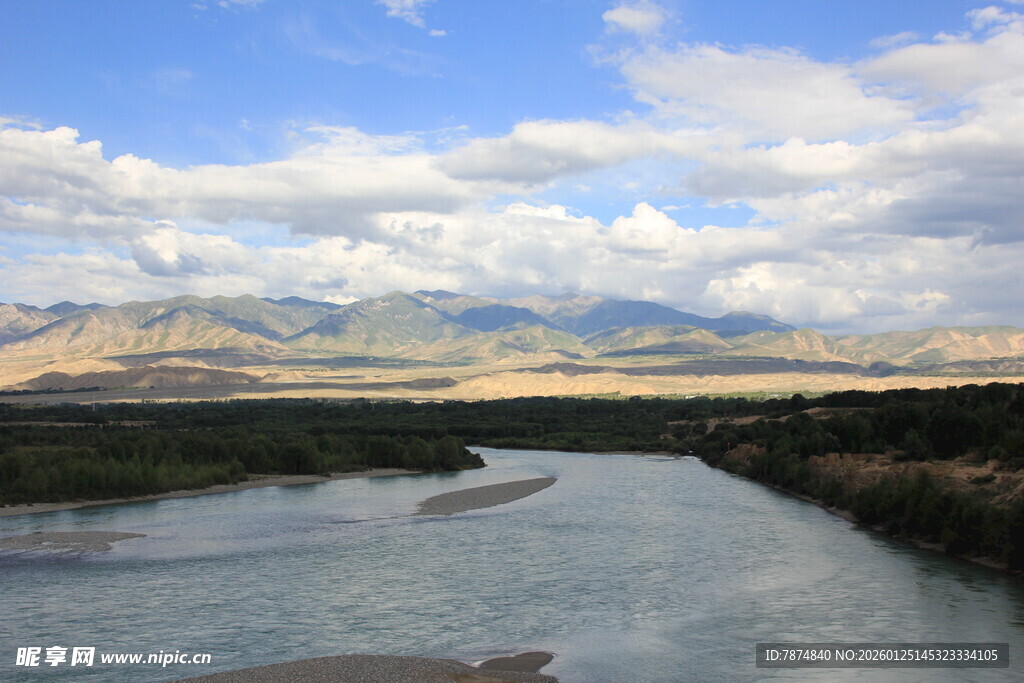 河畔风光 远山蓝天白云