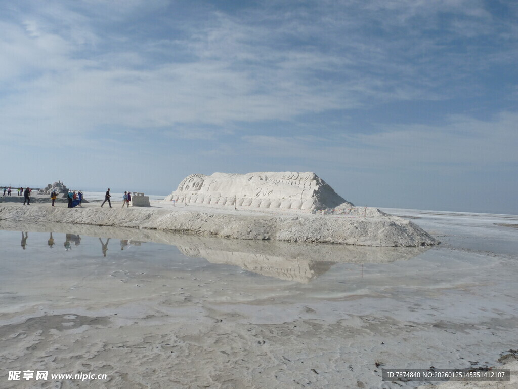 梦幻盐湖景观 游人漫步